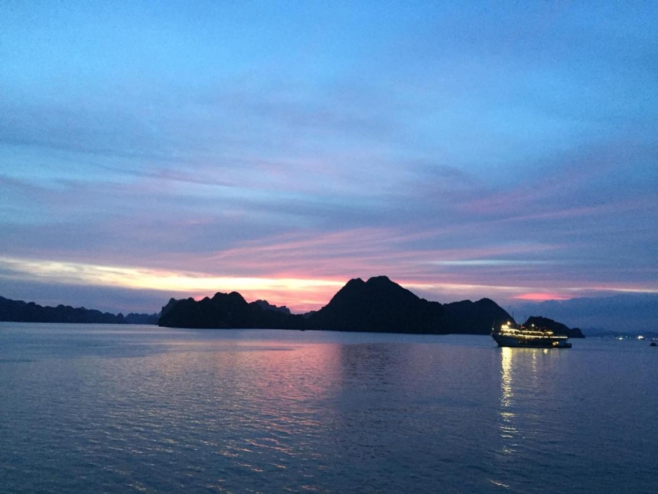 Halong Lavender Cruises Hotel Ха Лонг Екстериор снимка