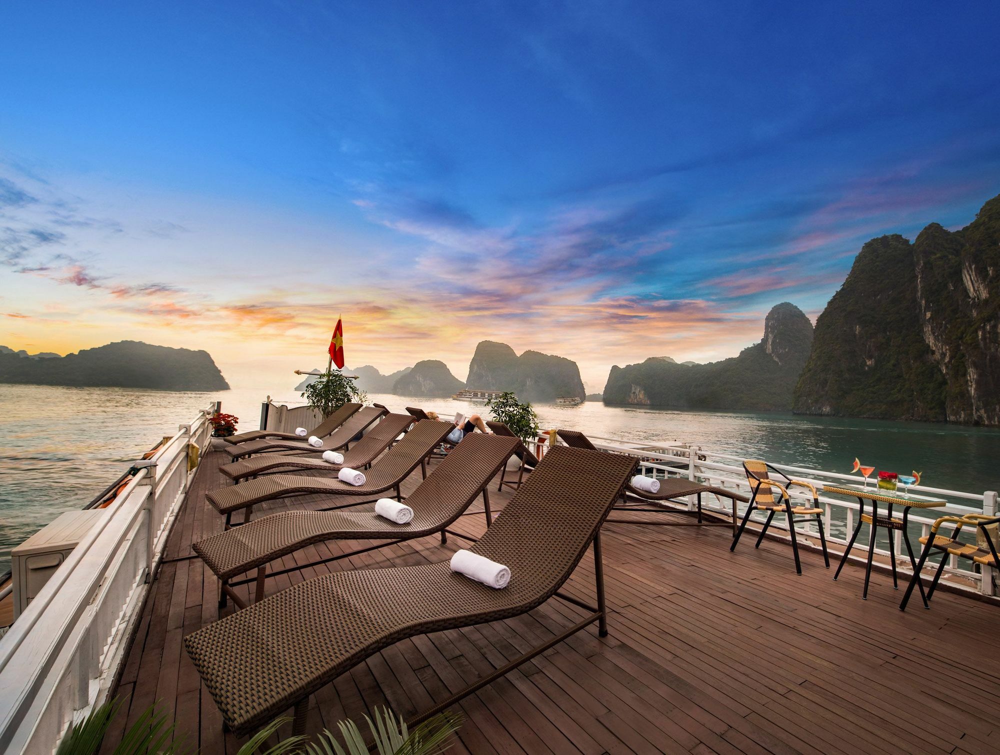 Halong Lavender Cruises Hotel Ха Лонг Екстериор снимка